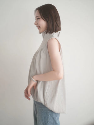 High-necked Sleeveless blouse