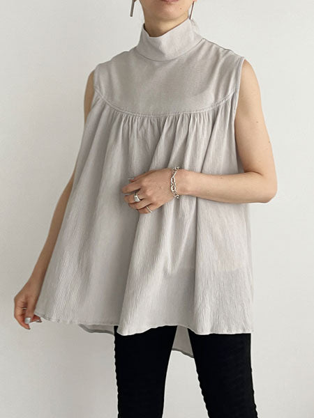 High-necked Sleeveless blouse
