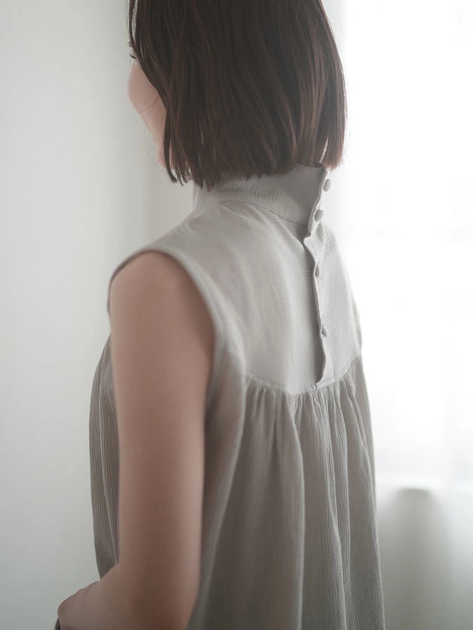 High-necked Sleeveless blouse