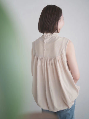 High-necked Sleeveless blouse