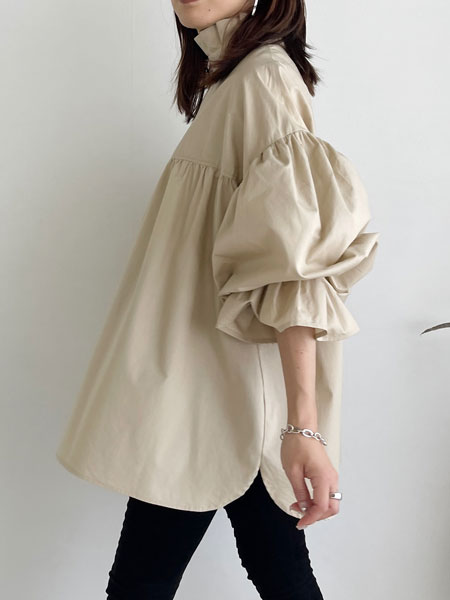 Frilly High-necked Blouse