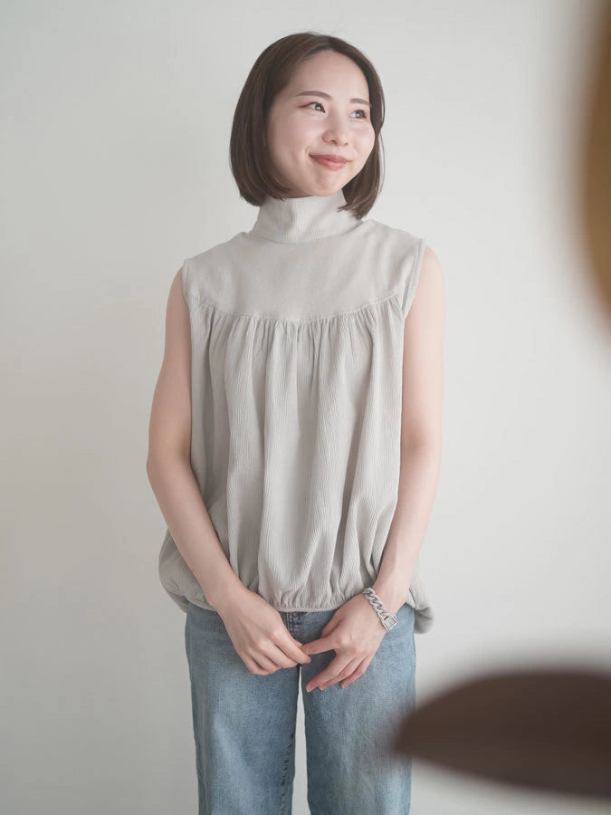 High-necked Sleeveless blouse