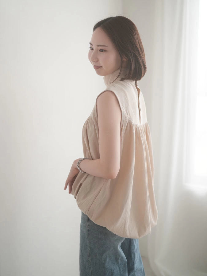 High-necked Sleeveless blouse