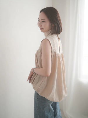 High-necked Sleeveless blouse